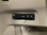 ハンドルの左下にETCがついています。高速道路の料金所の通過も楽々です。 カードの取り出しもしやすい場所についています。