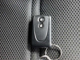 スマートキーをポケットやカバンに入れておくだけでドアの施錠・開錠やエンジンスタートの操作が簡単です!