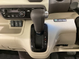 CVT車のセレクトレバーです。低速から高速まで、変速ショックのないスムーズな走りを実現するとともに、エンジン効率のよい領域を維持することで燃費にも貢献します。