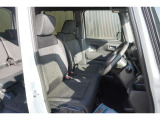 運転席・助手席はベンチシートになっております!運転席と助手席の間をスムーズに移動できます♪