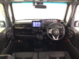 【前方視界】開放的な前方視界!運転がしやすく疲れにくいです♪窓が大きく、見通しがとっても良いおクルマですよ♪
