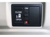 両側パワースライドドア付で、挟み込み防止機能によりお子様の乗り降りも安心!車内・車外のドアハンドルからはもちろんのこと運転席スイッチやリモコンキーからも開閉操作が可能で大変便利な装備となっております!