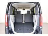 簡単に収納できる後部座席!大空間が出現します!シートアレンジが多彩な点も特徴です!レジャー用品も積み込めます!