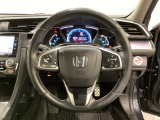 ハンドルにHondaセンシング系のクルーズコントロールやレーンキープアシストなどのスイッチと、オーディオの操作スイッチが装備されています。ハンドルから手を離さず安全に操作できます。