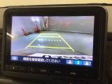 リバースギアに入れるだけで後方の表示へ切り替わります。夜間や雨の日の駐車も楽になりますよ。