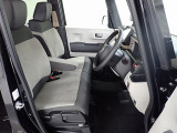 フロントシートはベンチシートです、運転席と助手席の移動が簡単です。真ん中にはアームレストも装備されています! また運転席シートの高さも調整できます。