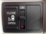 運転席からもスライドドアをボタン操作でスピーディーに開閉できます!またスマートキーでも操作できるので便利です。