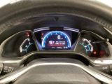 真ん中にスピードメーターを配した、見やすい3眼メーターになっています。中央のインフォメーション画面でオドメーターなどの情報を確認できます。