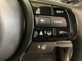 ハンドルにHondaセンシング系のクルーズコントロールやレーンキープアシストなどのスイッチが装備されています。ハンドルから手を離さず安全に操作できます。
