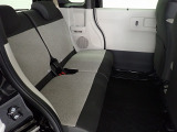 リアシートは足元も広々していて足を組めるほど余裕があります!又背もたれを左右別々に倒せるので長い物でも積めます。