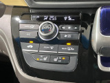【オートエアコン】一度お好みの温度に設定すれば、車内の温度を検知し風量や温度を自動で調整。暑い&hellip;寒い&hellip;と何度もスイッチ操作をする必要はありません。快適な車内空間には必須の機能ですね♪