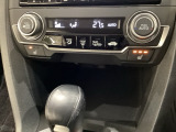 オートエアコンがついてますので、簡単操作で快適に過ごせます。リア熱線のスイッチの中にサイドミラーヒーターも入っています。パネル内のシートヒータースイッチは前席の左右別々に3段階で温度設定ができます。