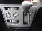 シフトとエアコンです。ダイヤル式のマニュアルエアコンになります。シンプルで使いやすい!
