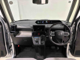 360&deg;UV&IRカット機能ガラス採用。見易い計器類と運転し易いレイアウトのドライビングポジションは、極細Aピラーの採用で視角も少なく前方&左右の見切りが良く安心して運転できます。