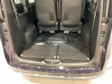 3列めのシートを格納すると、広大な荷室が生まれます。高さも幅もトップクラスです。また、ほぼフラットな状態にできます。
