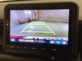 リバースギアに入れるだけで後方の表示へ切り替わります。夜間や雨の日の駐車も楽になりますよ。