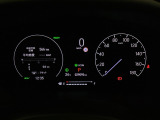 ハイブリット車専用のメーターです。右側の大型スピードメーターに加え、ステアリングスイッチを使って左のマルチインフォメーション・ディスプレイで燃費や動力伝達などの情報が見れるようになっています。