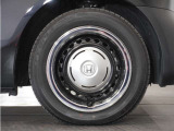 ハーフホイールキャップ14インチを装備!ターボ車にはメッキホイールリングも加わり、カジュアルに足元を彩るデザイン。