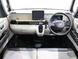 操作性に優れた運転席となります!小物入れや各ボタンの配置にこだわり、使いやすいです!座り心地もよく視認性も良好なのでロングドライブもお任せ下さい!