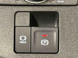 指先だけで簡単に操作が可能な電動パーキングブレーキを採用。「HOLD」スイッチを押すと、渋滞や信号待ちなどでブレーキペダルから足を離しても、ブレーキを保持するので安心です