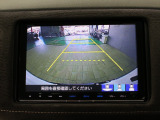 【バックカメラ】シフトを「R」の位置に入れると、自動的に画面がカメラ映像に切り替わり後方の視界をサポートする必須装備です!