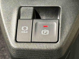 指先だけで簡単に操作が可能な電動パーキングブレーキを採用。「HOLD」スイッチを押すと、渋滞や信号待ちなどでブレーキペダルから足を離しても、ブレーキを保持するので安心です