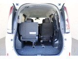 簡単に収納できる後部座席!大空間が出現します!シートアレンジが多彩な点も特徴です!レジャー用品も積み込めます!