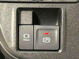 指先だけで簡単に操作が可能な電動パーキングブレーキを採用。「HOLD」スイッチを押すと、渋滞や信号待ちなどでブレーキペダルから足を離しても、ブレーキを保持するので安心です