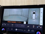 パノラミックビューモニターを装備。駐車場や交差点でクルマを真上から見るように周囲を確認できます。機能の詳細は販売店スタッフまでおたずねください。