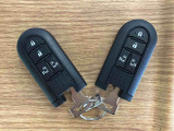 【スマートキー】 スマートキーを携帯していれば、ドアハンドルのボタンを押してロックの解除ができ、パワースライドドアもワンタッチで開閉できます