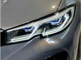 【レーザーライト】ブルーのデザインとBMW Laserのロゴにより視覚的にも個性を主張するレーザーライト。ハイビームモードを設定すると最長600mまでの距離を照射。夜間におけるドライビングの快適性を向上させます。