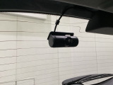 後方にもドライブレコーダーのカメラが付いています。前後両方でお車の周りを監視・記録いたします。
