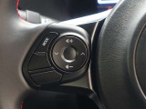 ハンドルにはオーディオのボリュームや選曲の操作が出来るステアリングスイッチ付。視線移動も少なく安全性も向上です