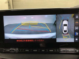 【パノラミックビューモニター(シースルービュー機能付)】クルマを上から見たような画像をディスプレイに表示し、運転席から確認しにくい箇所も確認できます。クルマを透過したような映像で周辺の確認も可能です。