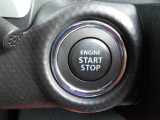 ブレーキペダルを踏んでこのエンジンスイッチを押すだけで、エンジン始動・停止が可能です。