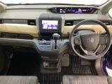 車内は光触媒抗菌消臭施工済です。インパネ周りはスタイリッシュなデザインで機能や装備も充実しています。グローブボックスやカップホルダーのほかにトレーなどたくさんの収納スペースが付いています。