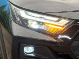 【LEDヘッドライト】悪天候や夜間走行時も良好な視界を確保し安心して運転できる高輝度LEDヘッドライトを装備!点灯速度が早く、消費電力も抑えられています。