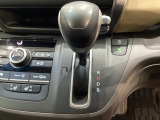 CVT車のセレクトレバーです。低速から高速まで、変速ショックのないスムーズな走りを実現するとともに、エンジン効率のよい領域を維持することで燃費にも貢献します。