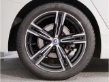 BMW純正アルミホイールです。納車時にはアルミホイールコーティングも承っております!是非ご検討下さいませ。