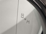 ブラインドスポットモニター(BSM)を装備しています。隣を走る車両が死角に入るとミラー内LEDインジケーターが点灯。さらに、ウィンカーを出すとインジケーターが光って点滅して注意を促してくれます。