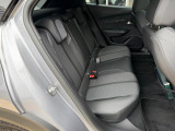 リアシートは6:4分割可倒式です。足元のスペースも十分に確保されております。