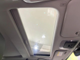 【ガラスルーフ】ガラスルーフ搭載で車内の解放感が一気にアップ!開放的なドライブをお楽しみいただけます。