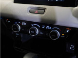 【オートエアコン】温度を設定すれば自動で快適な車内温度を保ちます。エアコン内部の高性能脱臭フィルターで車内のアレルゲンや花粉を除去。