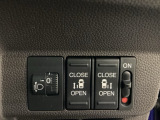 両側電動スライドドアは運転席から操作ができるよう、操作スイッチが付いています。ヘットライトリベライザーのスイッチがついています。道路状況や積荷の加重に応じてライトの高さを調節できます。