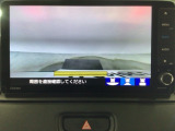 【バックカメラ】運転が苦手な方も車庫入れラクラクです!ギアをリバースに入れれば自動的に切り換わりますので、面倒な操作は不要です♪狭い駐車場もお車を傷つけず安心ですね!