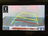 【バックガイドモニター】後方の映像をナビ画面に表示するだけでなく、ステアリング操作に連動して動くガイド線も同時に表示!予想進路の確認をしながら後退できるので便利です!