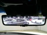 【デジタルインナーミラー】従来のルームミラーと比べて見える範囲が広く、後部座席に乗員がいたり荷物を多く積んでいても後方視界をクリアに確認ができる便利な装備です♪