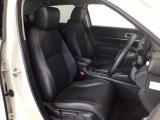 【前席】体を包み込むような形状でホールド感のあるフロントシート。しっかりと支えてくれるので長時間の運転を快適にサポートしてくれます。もちろん足元もゆったりしてますのでおくつろぎいただけます♪