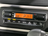 【オートエアコン】一度お好みの温度に設定すれば、車内の温度を検知し風量や温度を自動で調整。暑い&hellip;寒い&hellip;と何度もスイッチ操作をする必要はありません。快適な車内空間には必須の機能ですね♪