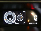 とっても見やすいメーターです。夜間時はラグジュアリーな気分にさせてくれる照明が魅力ですので、夜のドライブも楽しみになりますよ♪